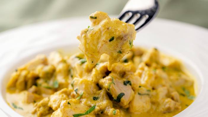 Akşam yemeği stresi bitti! 20 dakikada hazır: Restoran şıklığında tek tencere tavuk köri