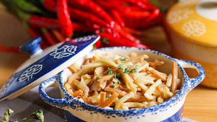 Pilavdan sıkılanlar denesin! Tereyağının kokusu tüm evi saracak! İşte tereyağlı erişte tarifi…