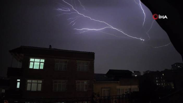 İstanbul'da gökyüzüne bakan adeta dehşete düştü! Şimşekler geceyi gündüze çevirdi