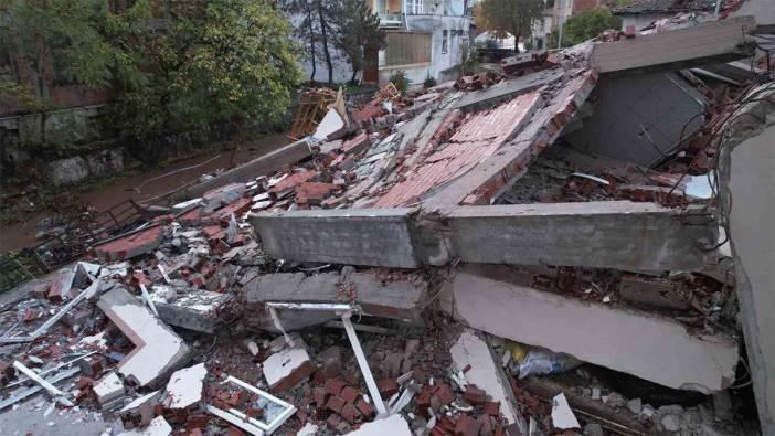 6.1'lik deprem Sındırgı’yı vurdu! Hasar gün ağarınca ortaya çıktı