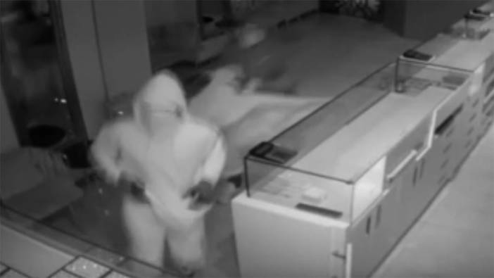 Kuyumcudan 7 kilo altın çaldılar: Maskeli hırsızlar altınları çuvallara doldurup kaçtı