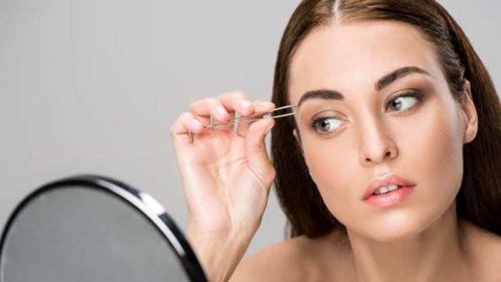 Doğal çözüm keşfedildi! Dökülen kaşları geri getiren ve hızla uzatan mucizevi yağ bakımı