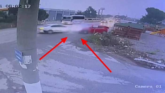 İzmir'de korkunç kaza! 2 kişi yaşamını yitirirken araçlar hurdaya döndü