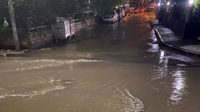 İstanbul'u sağanak vurdu! Maltepe'de hayat durdu: Caddeler göle döndü, ulaşım felç