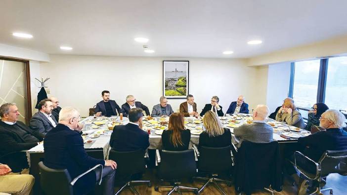 CHP lideri Özel Karar yazarlarıyla buluştu: Çalıştık diye hedef olduk