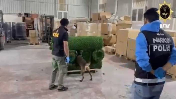 Yapay çimlerin arasına tek tek dizmişler! Hatay polisi saklanmış 306 bin adet uyuşturucu hap yakaladı