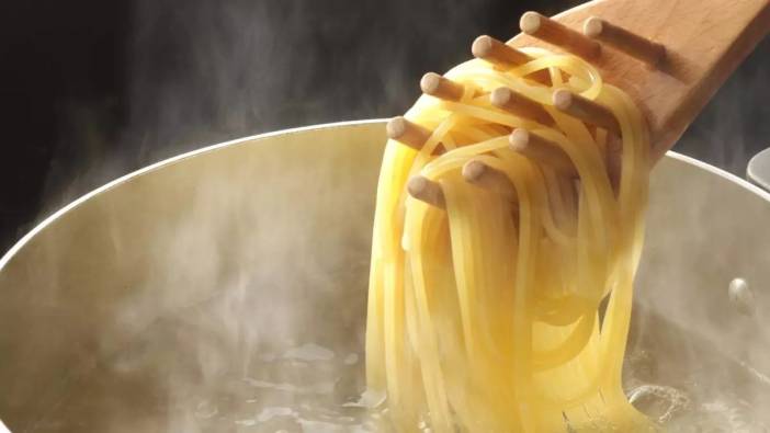 Makarna pişirirken yağ eklemek meğer hataymış! Uzmanlar mükemmel makarna için zeytinyağı değil, bunu öneriyor