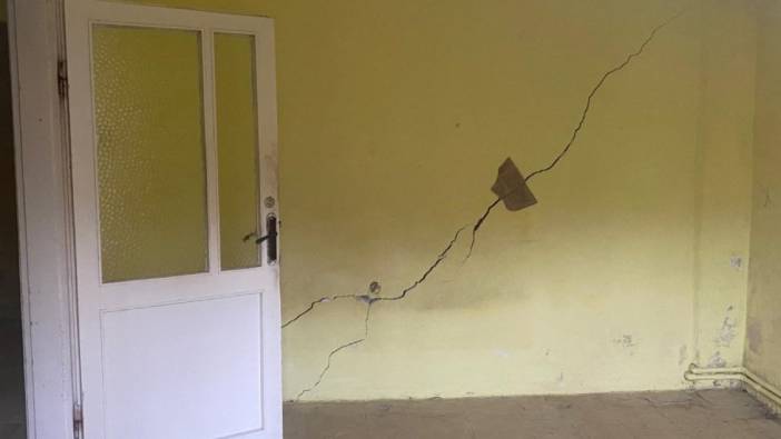 İstanbul'da korkutan manzara! 2 yapının zemini çatladı, mühürlendi: Oturanlar apar topar evden çıkarıldı