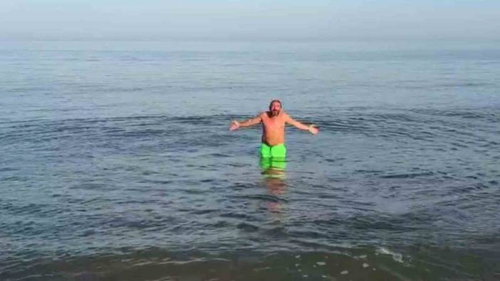 Herkes mont, bere dolaşırken o ilimizde deniz sefası! Güneşi görüp denize koştu: Karadeniz sularına sonbahar dalışı