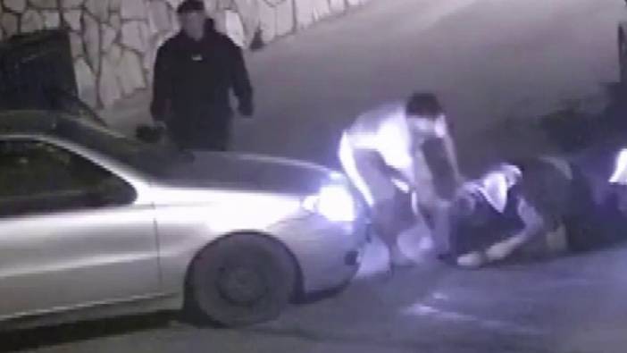 Yol verme kavgası büyüdü! Arabayla geri manevra yaparak bilerek çarptı, arabadan indirip dövdüler: Anbean kameralara yansıdı