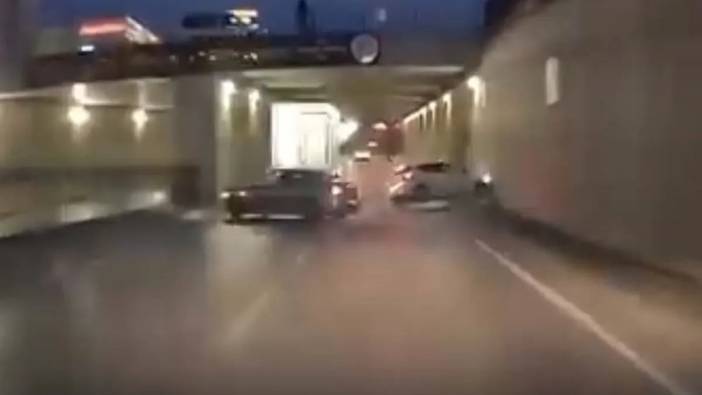 Trafikte makas atan sürücü yolu birbirine kattı! Kamyonu geçeyim derken diğer araca çarptı: O anlar kameralara böyle yansıdı