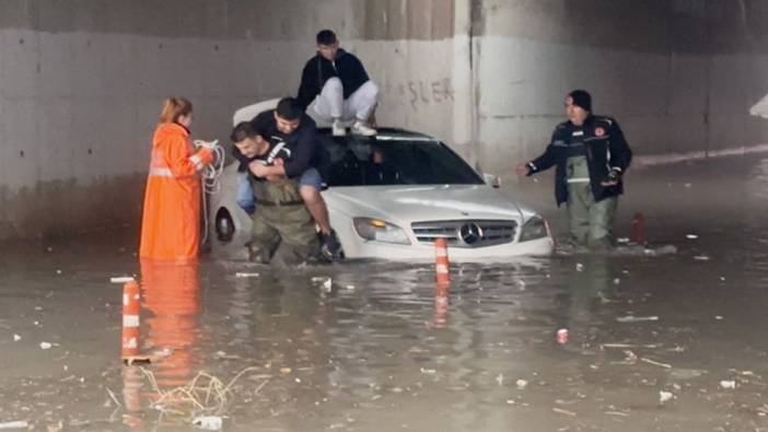 Sarı kodlu alarm verilmişti! Bir araba su altında kaldı, iki kişi kurtarıldı