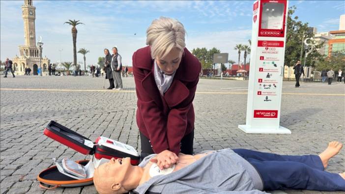 Hayat kurtaran adım! İzmir'in en yoğun 20 noktasına türk mühendislerinin geliştirdiği yerli şok cihazları yerleştirildi