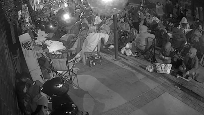 Battaniye ve sandalyelerini hazırladılar! Soğuk havaya rağmen indirim uğruna geceyi sokakta geçirdiler