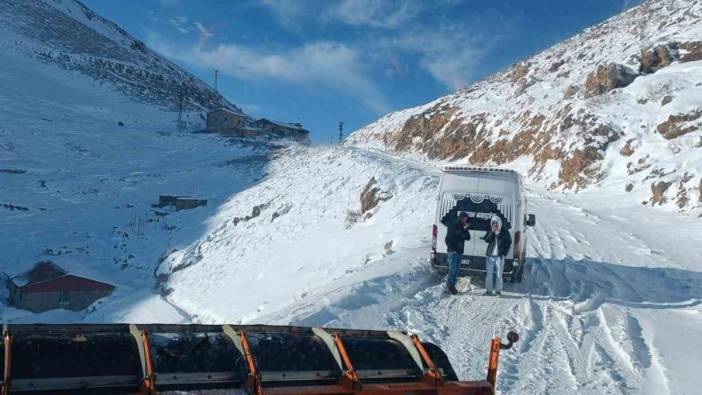 Minibüs kara saplandı, 12 kişi saatlerce mahsur kaldı! 3 saatlik çalışma sonunda kurtarıldılar