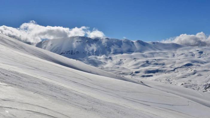 Aynı gün hem kayak hem deniz yaptırıyor! Akdeniz’in zirvesinde beyaz mucize: Saklıkent Kayak Merkezi