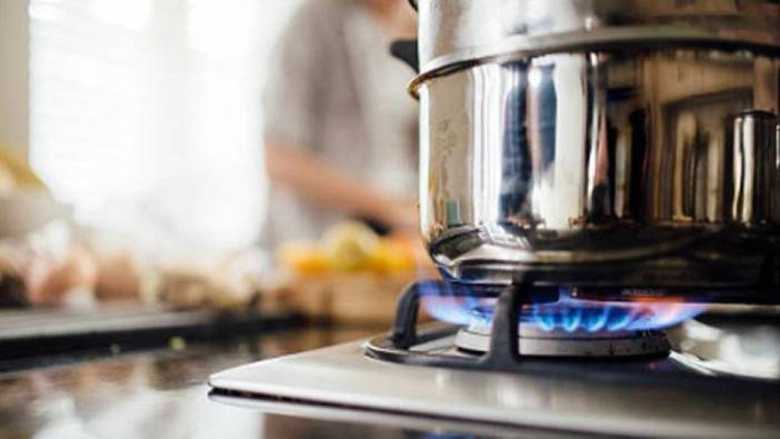 Mikrodalgası olmayanlar bayılacak! Tabaktaki yemeği tencereye dökmeden ısıtmanın en pratik yolu