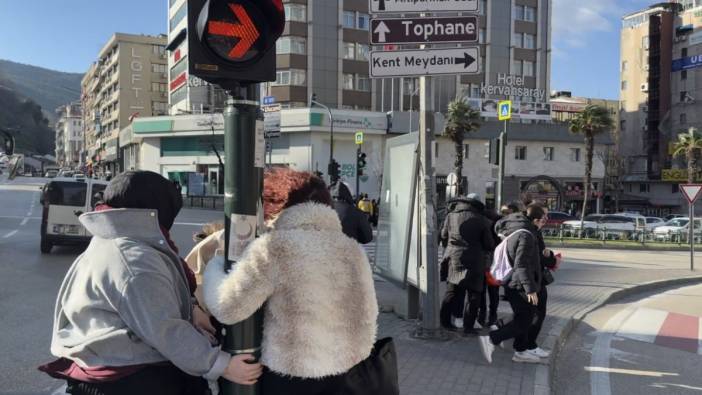 Bursa’da şiddetli lodos kabusu! Ayakta durmakta bile güçlük çektiler, vatandaşlar ayakta kalmak için direklere tutundu