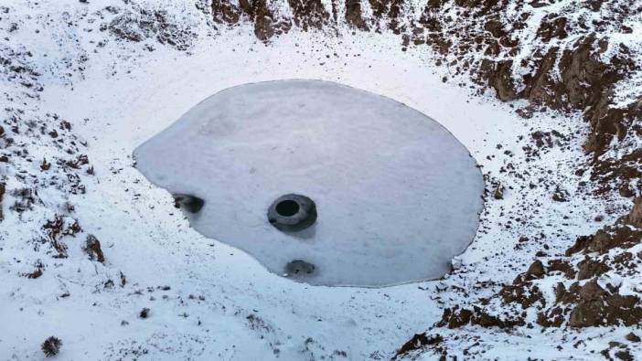 Anadolu’nun nazar boncuğu olarak anılıyor! Güneşin açısına göre renk değiştiriyor: Dondurucu soğuklar Kızılçan Gölü'nü dondurdu