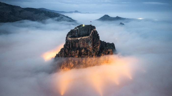 Yüzüklerin Efendisi sahnesi değil, burası Türkiye! Şehir kayboldu, tarihi kale 'Gökyüzü Adası'na dönüştü