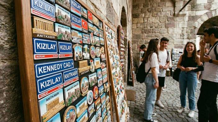 Selfie çekmekten yorulanlar artık tabelayı eve götürüyor!
