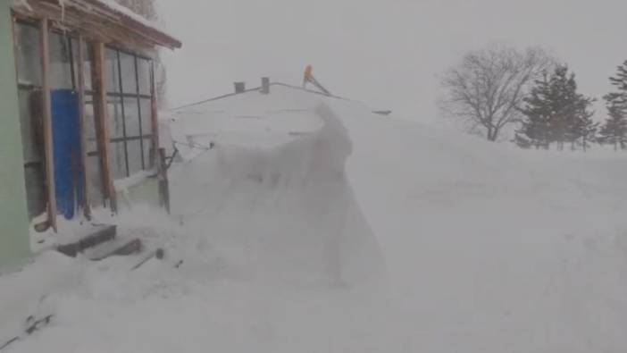 Meteoroloji uyarmıştı! Kar hayatı durma noktasına getirdi: Kar kalınlığı 3 metreyi buldu, evler kara gömüldü