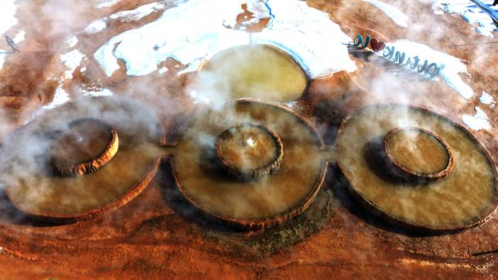 Sivas'ta fizik kurallarını zorlayan görüntü: 45 derecelik kaynar su, havayla temas ettiği an donuyor