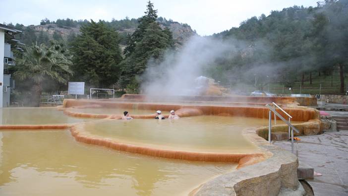 Kış tatilini kayak merkezinde yapmak istemeyen buraya akın ediyor! Hem tatil hem şifa: Buz gibi havada sıcacık hissettiriyor