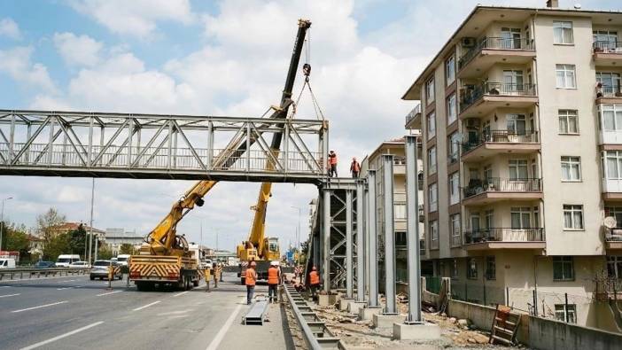 Evinin salonu görününce üst geçidi yıktırdı!