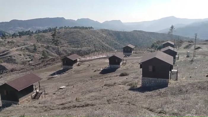 Mersin’de milli servet yağmalanıyor: 10 yıllık bungalov tesisleri harabeye döndü!