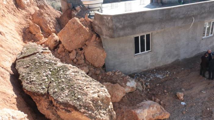 Evin üzerine bir anda dev kaya parçası düştü! 5 kişilik aile kıl payı ölümden kurtuldu: Ev kullanılamaz hale geldi