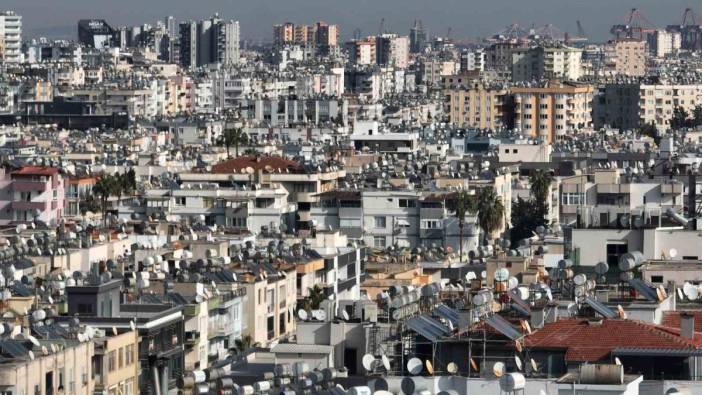 Mersin’in çatıları güneşle adeta yıkanıyor! Drone görüntüleri yenilenebilir enerji gücünü ortaya koydu