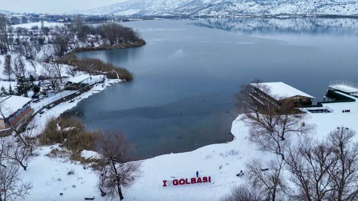 Adıyaman'da görsel şölen: Gölbaşı Gölü buz tuttu