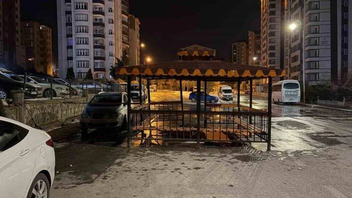 Fırtına sonrası film sahnelerini aratmayan olay! Şiddetli rüzgar kamelyayı söküp yola kondurdu