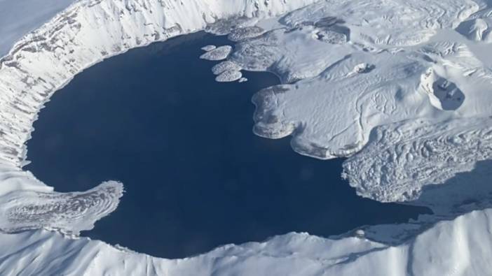 Burası Alpler değil! İniş yapan uçağın manzarası mest etti: Nemrut Krater Gölü beyaz gelinliğiyle büyüledi