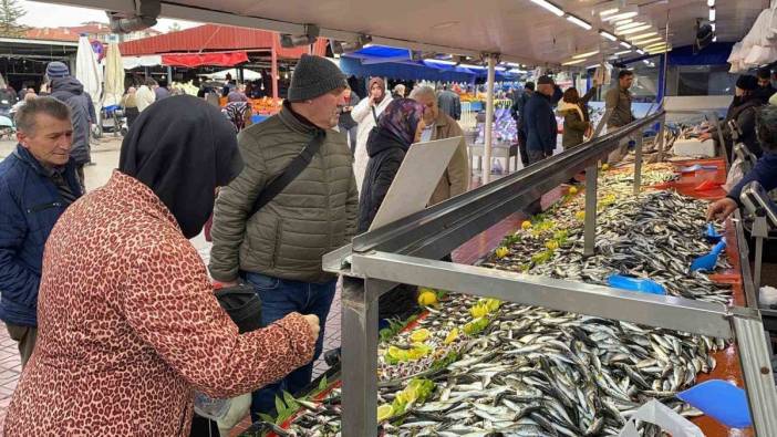 Hamsi alırken taze tuzağına dikkat! Balıkçı tezgahında şoklu tehlikesi: Aynı gün tüketilmesi gerekiyor