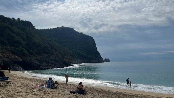 Maldivler ya da Hawaii değil! Türkiye kara teslimken, o ilimiz yazı yaşıyor! Şubat ayında plajıda deniz keyfi yapıyorlar