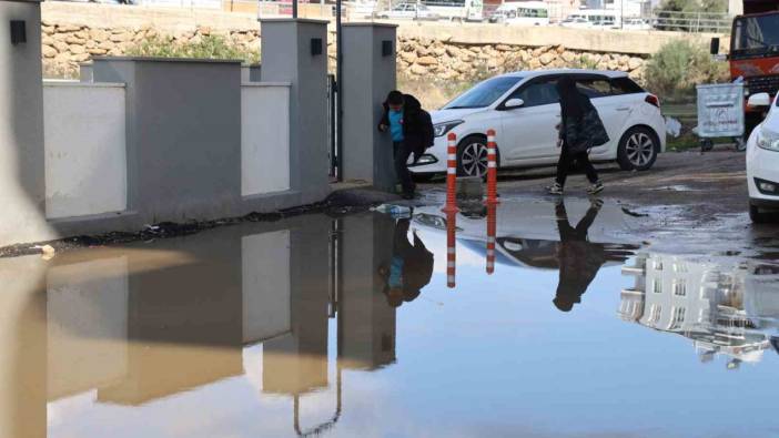 Adana salgın hastalık riskiyle karşı karşıya! Sokak lağım suyuyla doldu: "Araç yok" denilerek 10 gündür çözülmüyor!
