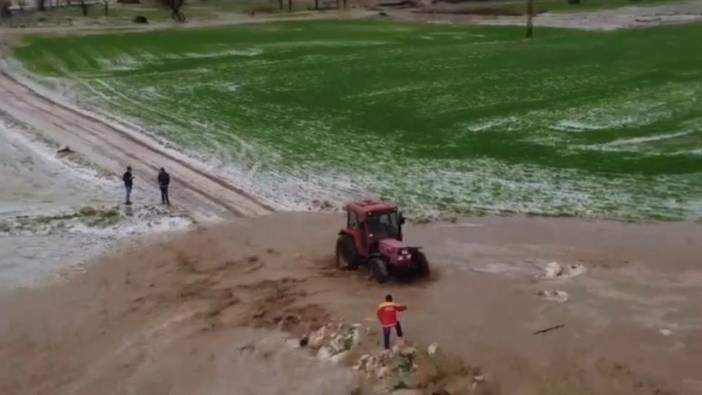 Bir anda başlayan sağanak arazileri göle döndürdü! Bir çiftçi tarlada mahsur kaldı: Traktörle kurtardılar