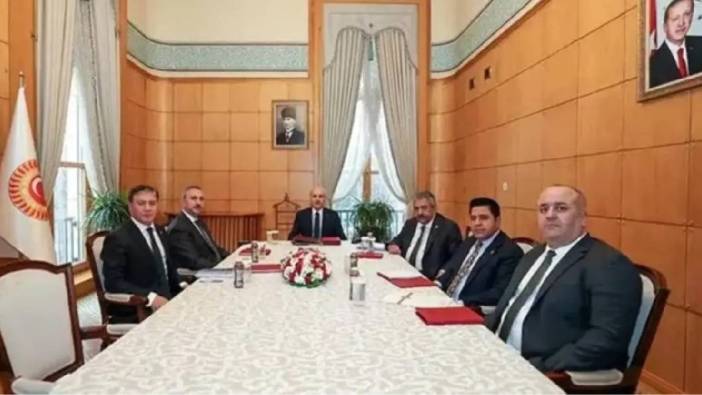 PKK'nın feshi ve silah bırakma raporu: 4 bin sayfalık 'Terörsüz Türkiye' raporunun 7 maddesi sunuldu