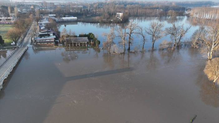 Edirne’de sular yükseliyor: Meriç kırmızı seviyede, Tunca Köprüsü kapatıldı