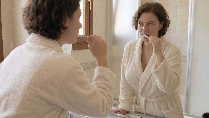 Diş fırçalarken kimsenin bilmediği dominant el detayı