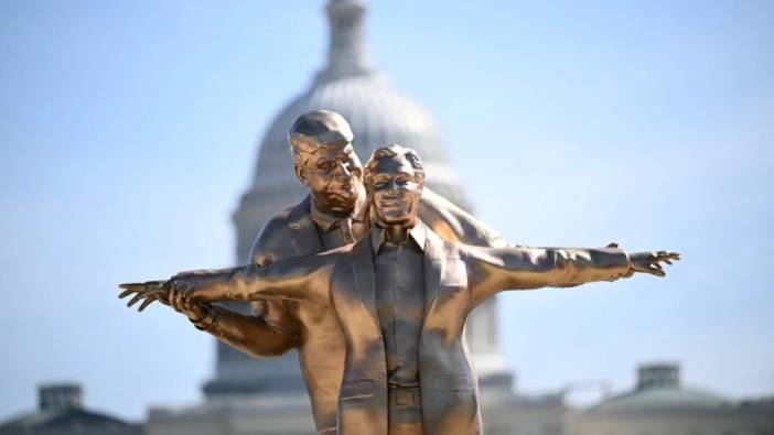 ABD Kongre binası önünde ‘batan geminin kralı’ tasviri: Titanik pruvasında Trump ve Epstein heykeli