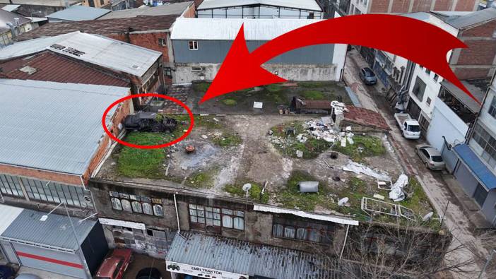 Araç sahibine kızan kaportacı, aracı çatıya çıkarıp gitti