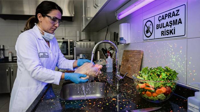 Çiğ tavuğu pişirmeden önce yıkayanlar dikkat: Mikroplar size el sallıyor