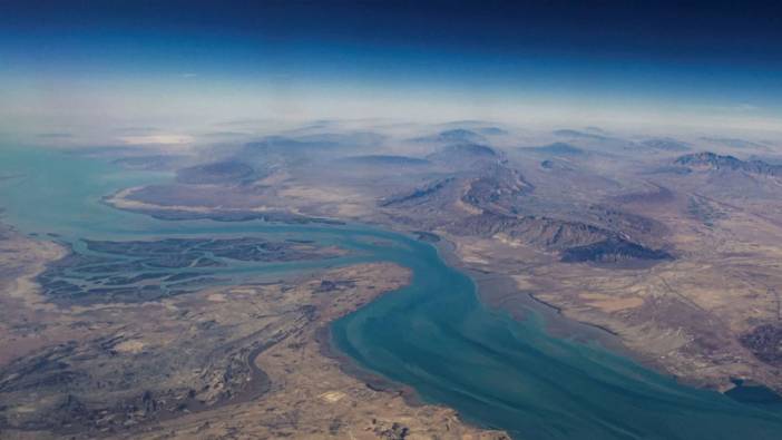 Hürmüz’ü zorlayan gemiler vuruldu