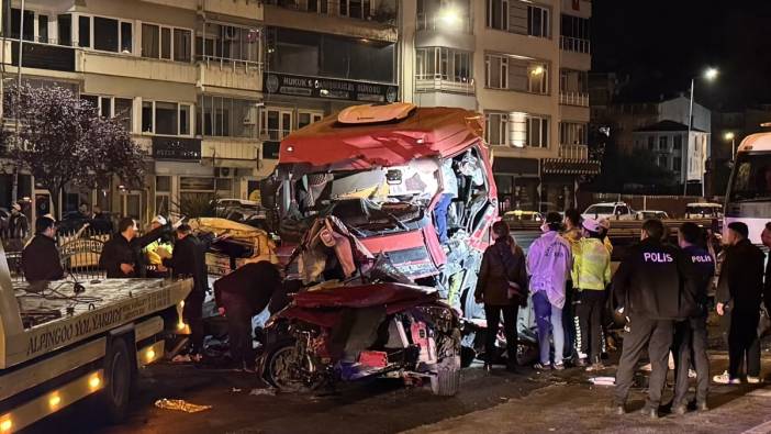 Giresun’da tır iki otomobile çarptı: 5 ölü, 6 yaralı