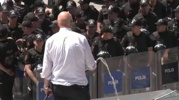 CHP Genel Merkezi'nde gerginlik: Mahmut Tanal elinde hortumla çatıya çıktı, polis geri çekildi