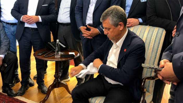 Özgür Özel, kendisine getirilen tebligatı yırtıp attı