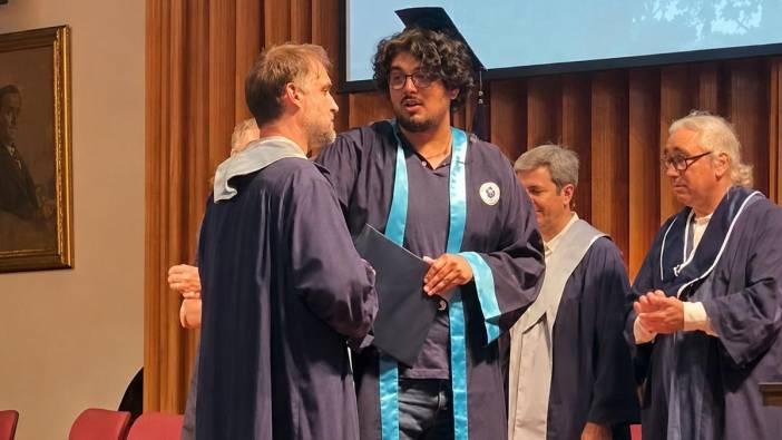 Boğaziçi’nde mezuniyet töreni gerilimi kamerada: Öğrenci fotoğraf istemedi, akademisyen diplomaya el koymak istedi